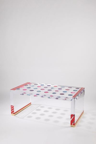 Tavolino 'Horizonte' in plexiglass con decorazioni in agata e ottone dorato