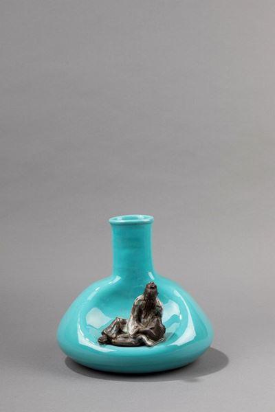 Vaso in ceramica con figura umana