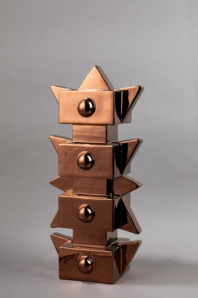 Tre, scultura in ceramica color bronzo, edizione limitata