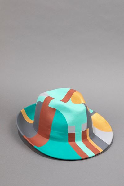 Il cappello di Beuys, ceramica dipinta a mano