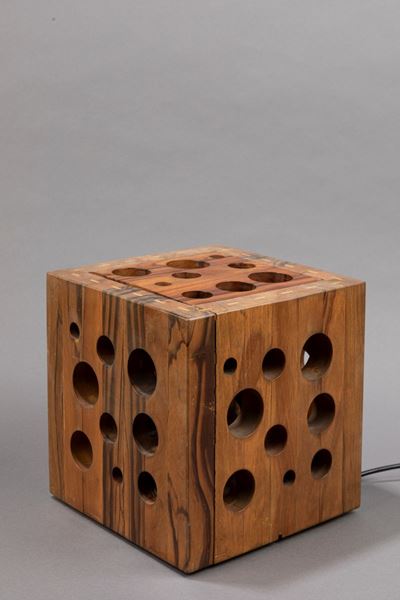 Lampada da tavolo, legno traforato a forma cubica, circa 1970