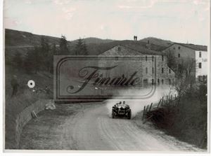 Fotografia alla V Mille Miglia del 1931 di una Alfa Romeo 6C 1750 al Passo della Futa