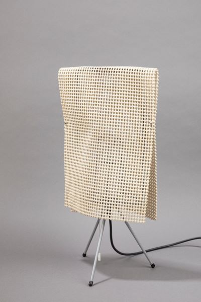 Lampada da tavolo con struttura in metallo e diffusore in gomma