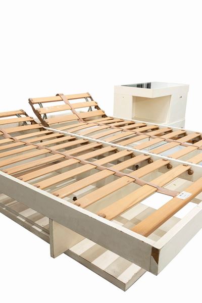Camera da letto, letto matrimoniale e comodino laccato bianco