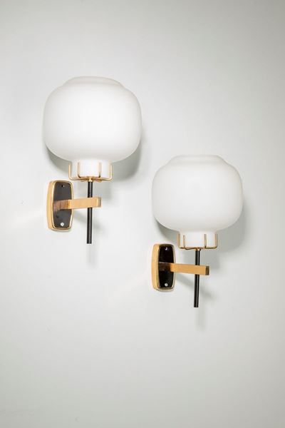 Lampade da muro, struttura in metallo con diffusore in vetro opalino satinato, circa 1950