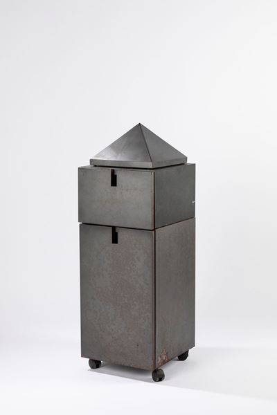 Théâtre du Monde, mobile su ruote in metallo laccato grigio argento metallizzato, 1984