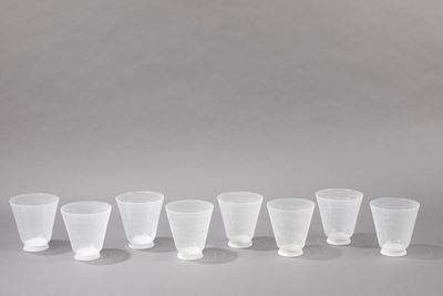 Set di otto bicchieri in vetro lattimo e mezza filigrana