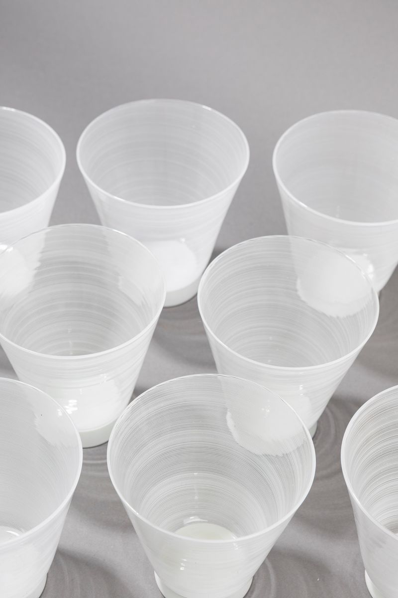 Carlo Scarpa - Set di otto bicchieri in vetro lattimo e mezza filigrana