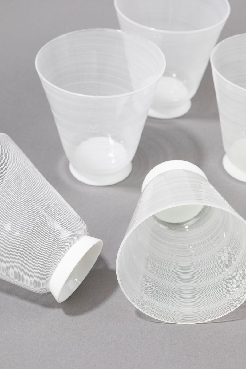 Carlo Scarpa - Set di otto bicchieri in vetro lattimo e mezza filigrana