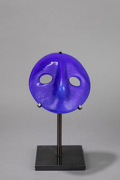 Maschera in vetro incamiciato blu opalino, 1990