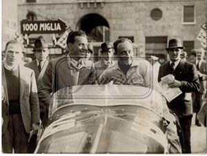Fotografia alla XII Mille Miglia del 1938 della Alfa Romeo 8C 2900B spider MM Touring, #148 Siena/"Mimì" Villoresi - Rit.