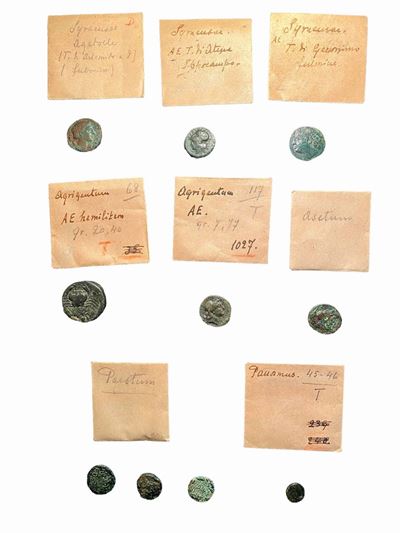 Lotto di 10 monete in bronzo del mondo greco e magno greco, inclusi esemplari da Siracusa, Agrige...