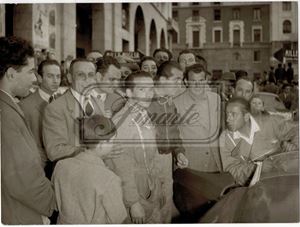 Fotografia Ascari/Nicolini alla punzonatura della XVII Mille Miglia del 1951 vicino alla Ferrari 340 America barchetta Touring - Rit. 