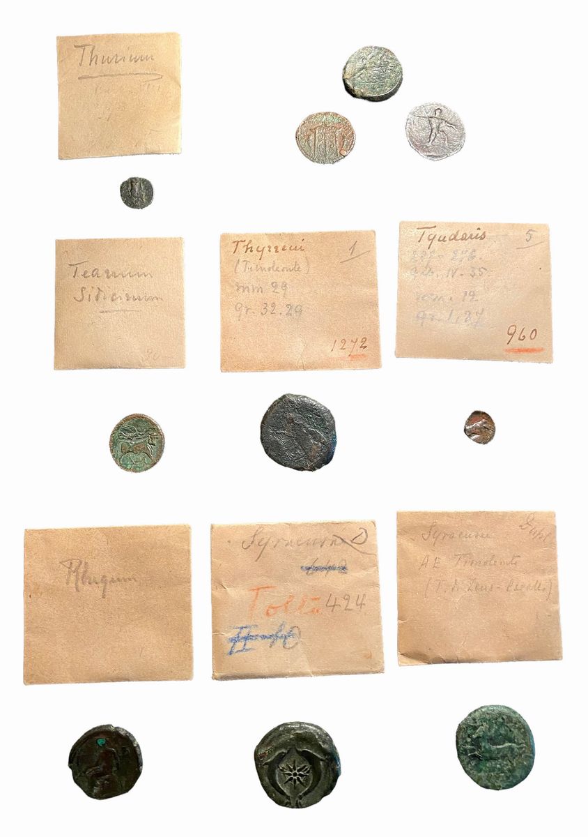 Lotto di 10 monete in bronzo del mondo greco e magno greco, incluse Tyndaris, Thurium e Rhegium