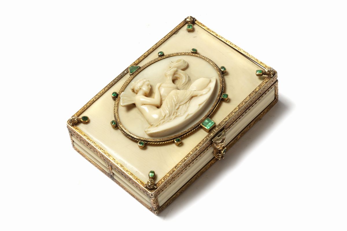 Piccola Scatola in Osso con Montatura in Oro e Smeraldi, Fine Secolo XIX - Inizi Secolo XX