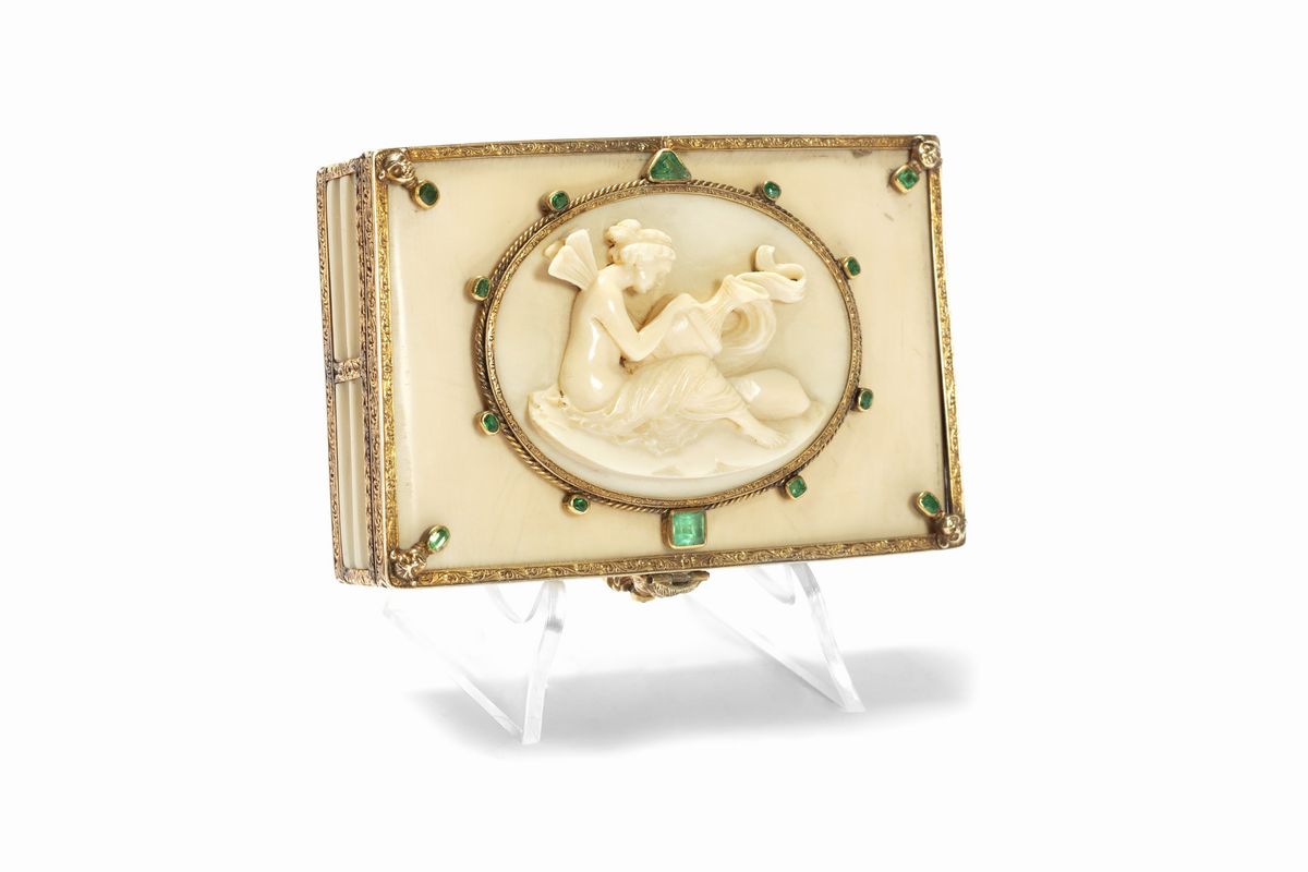 Piccola Scatola in Osso con Montatura in Oro e Smeraldi, Fine Secolo XIX - Inizi Secolo XX