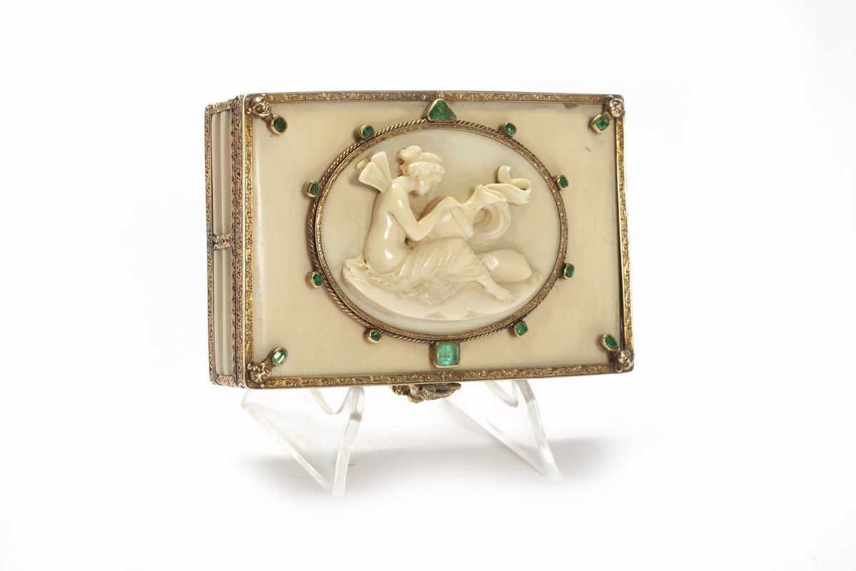Piccola Scatola in Osso con Montatura in Oro e Smeraldi, Fine Secolo XIX - Inizi Secolo XX