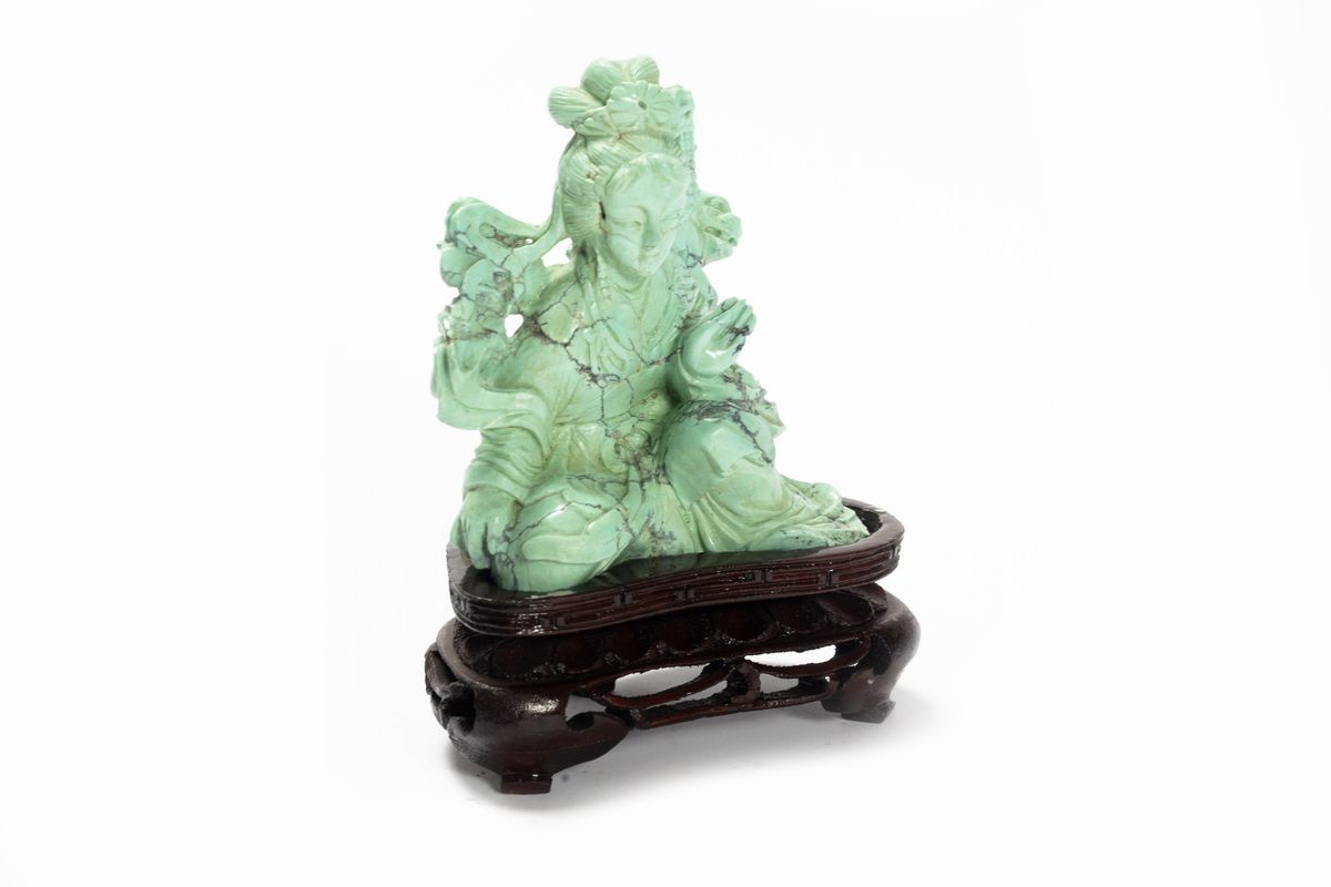 Piccola Figura Femminile in Turchese con Leone Shishi, Cina Prima Metà del Secolo XX