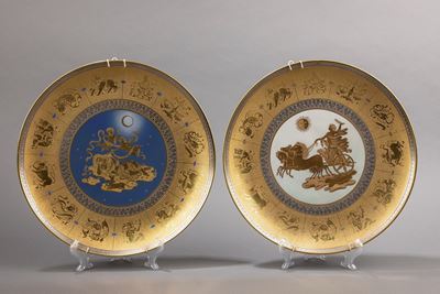 Coppia di piatti in porcellana decorati con segni zodiacali in oro