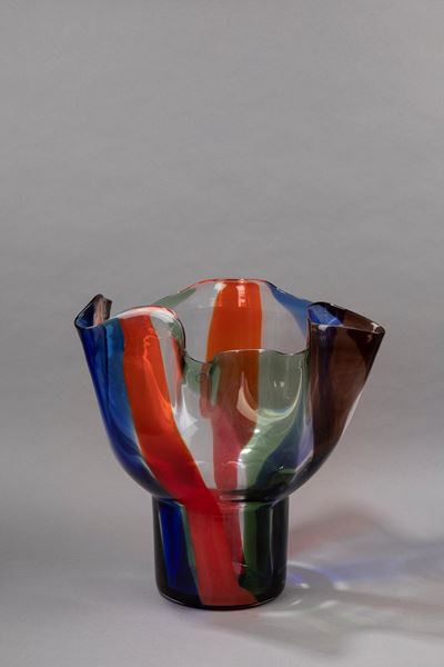 Kukinto, vaso in vetro soffiato policromo su alto piede