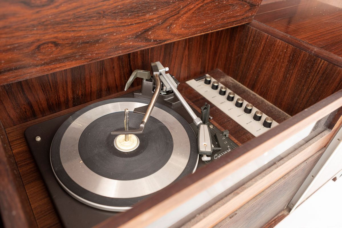 Ico & Luisa Parisi - Studio Urio, 1958, 5 moduli con ripiani e radio