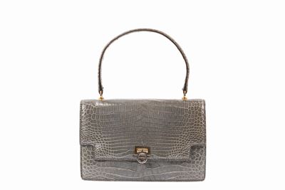 Borsa in coccodrillo grigio con dettagli in metallo dorato