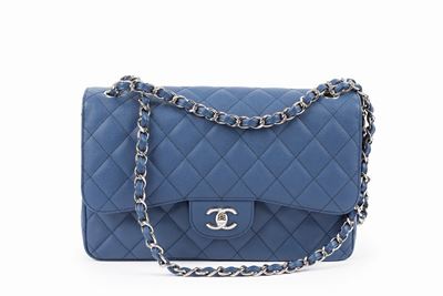 Borsa in pelle caviar bluette con dettagli in metallo, 2018