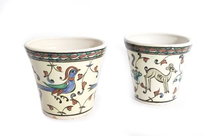 Coppia di Vasi in Ceramica Policroma con Motivi Zoomorfi