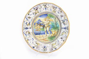 Piatto istoriato in ceramica con tesa a grottesche, Cantagalli fine secolo XIX - inizi secolo XX