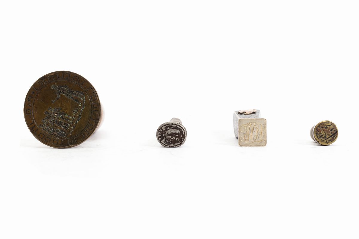 Lotto Composto da Quattro Sigilli in Materiali ed Epoche Diverse