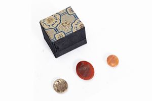 Tre sigilli, di cui due in corniola e uno in argento, secolo XIX