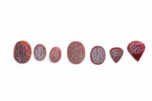 Lotto composto da sette sigilli in corniola con caratteri arabi, secolo XX