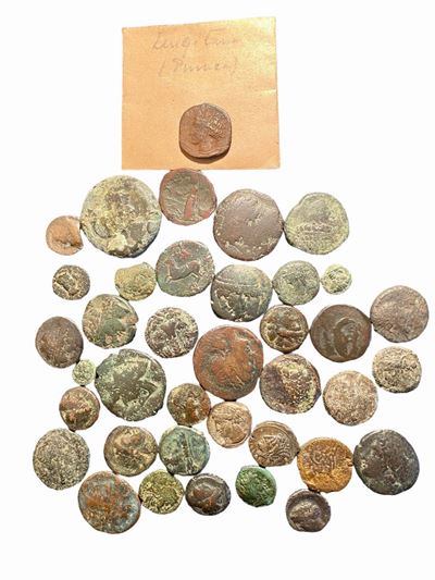 Lotto di 37 monete in bronzo della civiltà greca e magno greca, incluso Panormo e Cartagine
