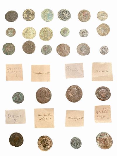 Lotto di 26 monete in bronzo del III-V secolo d.C., attribuibili a Costantino I, Costanzo II, Val...