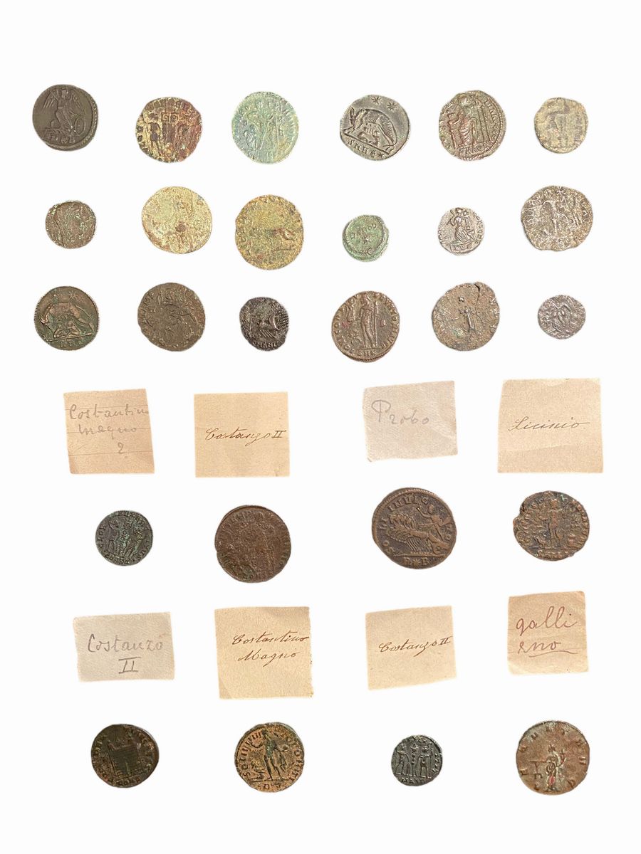 Impero Romano - Lotto di 26 monete in bronzo del III-V secolo d.C., attribuibili a Costantino I, ...