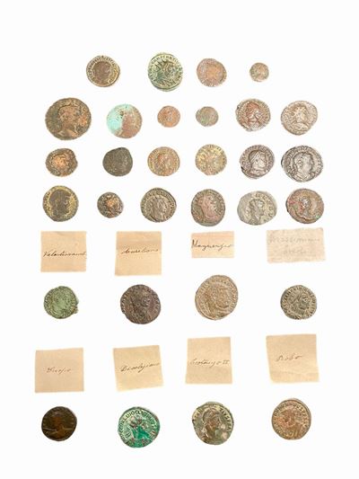 Lotto di 30 monete in bronzo del III-V sec. d.C. con raffigurazioni di imperatori romani
