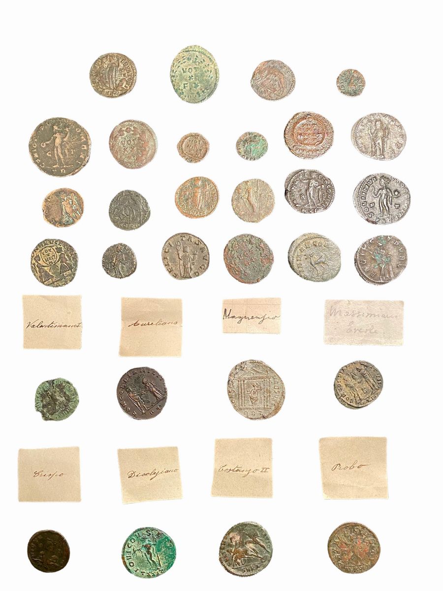 Impero Romano - Lotto di 30 monete in bronzo del III-V sec. d.C. con raffigurazioni di imperatori...
