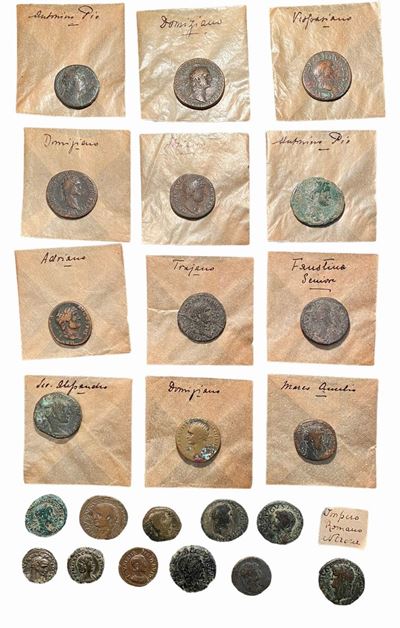 Lotto di 23 bronzi imperiali e coniazioni provinciali, tra cui Nerone, Domiziano, Traiano, Vespas...
