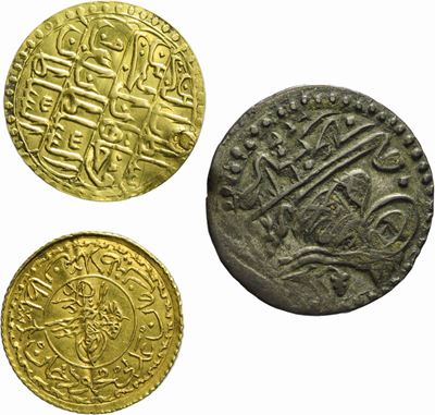 Lotto di tre monete, 2 in oro e 1 in argento con legenda cufica