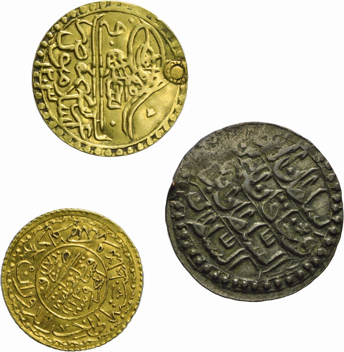 Lotto di tre monete, 2 in oro e 1 in argento con legenda cufica
