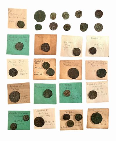 Lotto di 31 monete in bronzo di epoca bizantina, comprese le emissioni di Michele III, Michele VI...