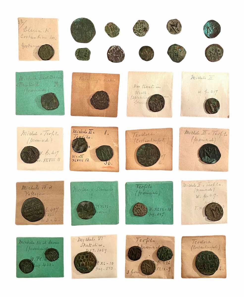 Lotto di 31 monete in bronzo di epoca bizantina, comprese le emissioni di Michele III, Michele VI...