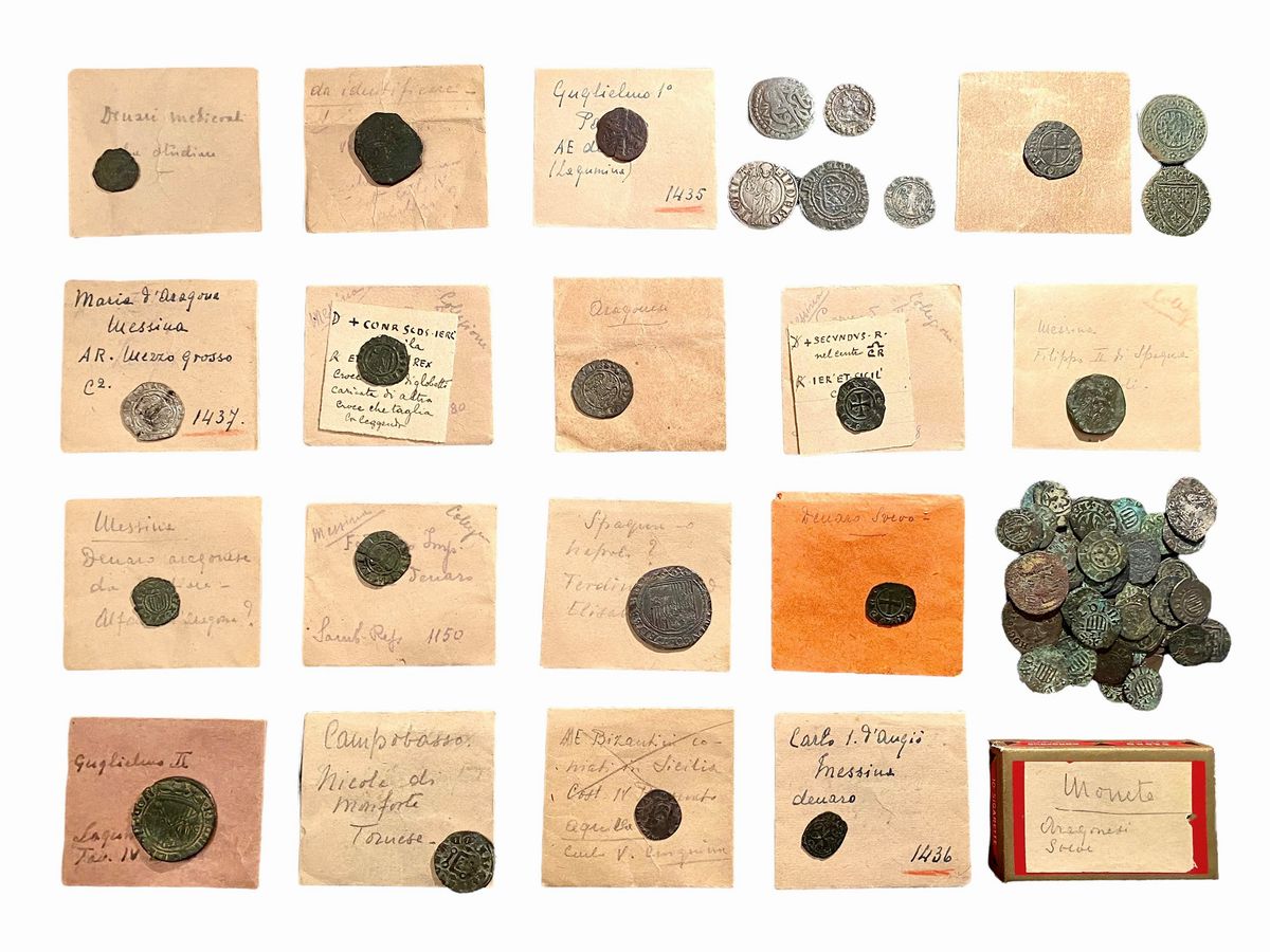 Lotto di 69 monete medievali in bronzo e argento, comprendente esemplari di Maria d’Aragona, Corr...