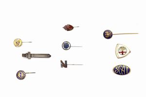 Lot consisting of nine brooches in gold and silver metal