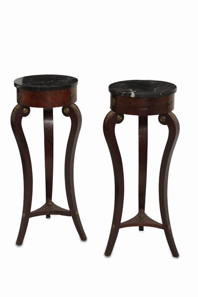 Coppia di Gueridon in Legno, con Applicazioni in Bronzo e Piano in Marmo Nero, Secolo XIX