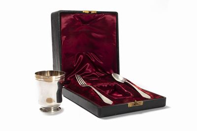 Set in Argento Composto da Bicchiere, Cucchiaio e Forchetta, Francia Fine Secolo XIX - Inizi Seco...