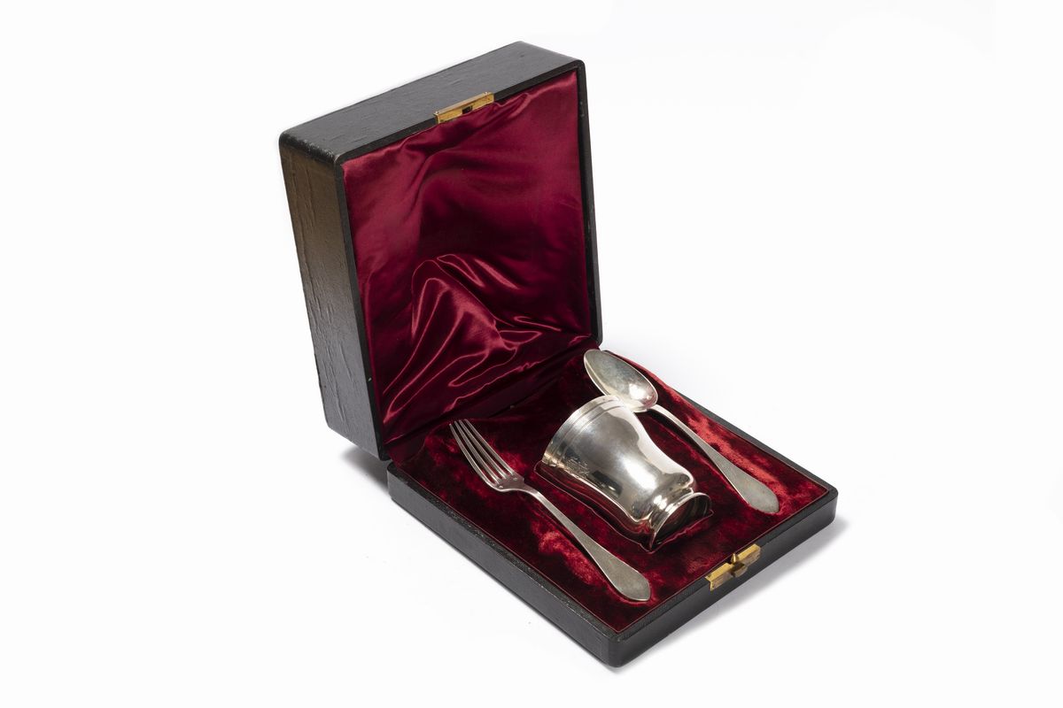 Set in Argento Composto da Bicchiere, Cucchiaio e Forchetta, Francia Fine Secolo XIX - Inizi Seco...