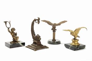 Lotto composto da quattro porta orologi in bronzo, inizi secolo XX