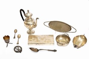 Lotto composto da dieci suppellettili in argento, secoli XIX - XX