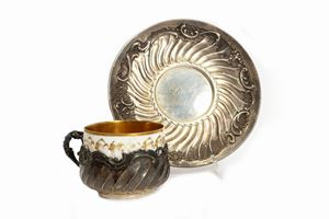 Tazza con piattino in argento e porcellana dorata, Francia inizi secolo XX